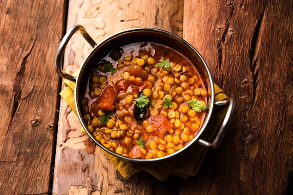 Chana Dal kızartması ya da Split Bengal Gram tadka bir kase ya da tavada servis edilir.