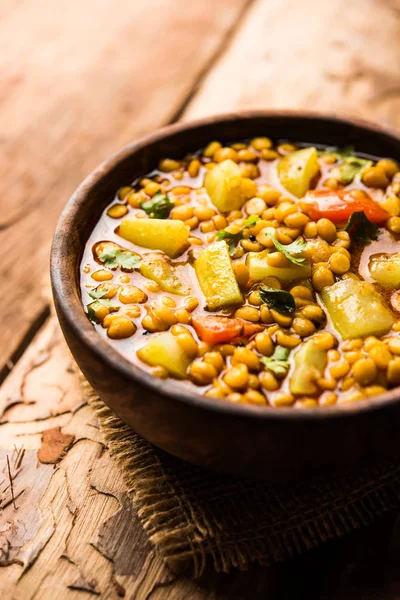 Lauki / Doodhi Chana Dal Subji veya şişe kabağı Gram Curry, bir kase seçici odak noktasında hizmet vermiştir.