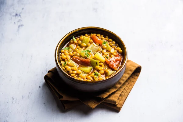 Lauki / Doodhi Chana Dal Subji veya şişe kabağı Gram Curry, bir kase seçici odak noktasında hizmet vermiştir.