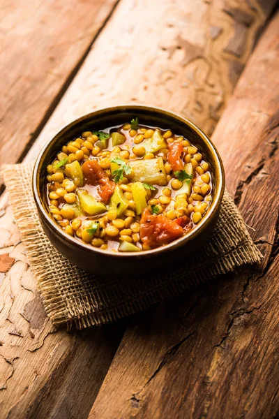 Lauki / Doodhi Chana Dal Subji veya şişe kabağı Gram Curry, bir kase seçici odak noktasında hizmet vermiştir.