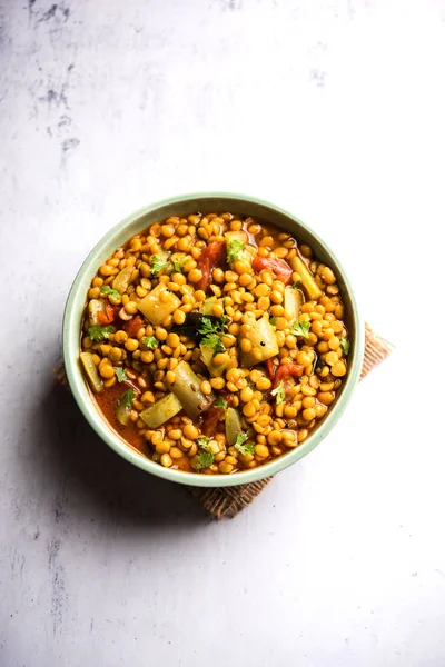 Lauki / Doodhi Chana Dal Subji veya şişe kabağı Gram Curry, bir kase seçici odak noktasında hizmet vermiştir.