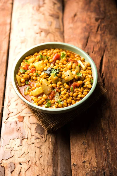 Lauki / Doodhi Chana Dal Subji veya şişe kabağı Gram Curry, bir kase seçici odak noktasında hizmet vermiştir.