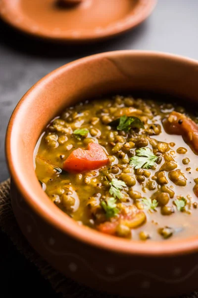 Tadka 'nın tüm yeşil Moong Dal kızartması ve tüm Mung fasulyesi bir kasede servis edilir. seçici odak