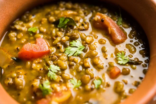 Tadka 'nın tüm yeşil Moong Dal kızartması ve tüm Mung fasulyesi bir kasede servis edilir. seçici odak