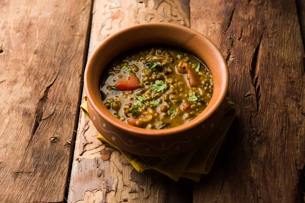 Tadka 'nın tüm yeşil Moong Dal kızartması ve tüm Mung fasulyesi bir kasede servis edilir. seçici odak