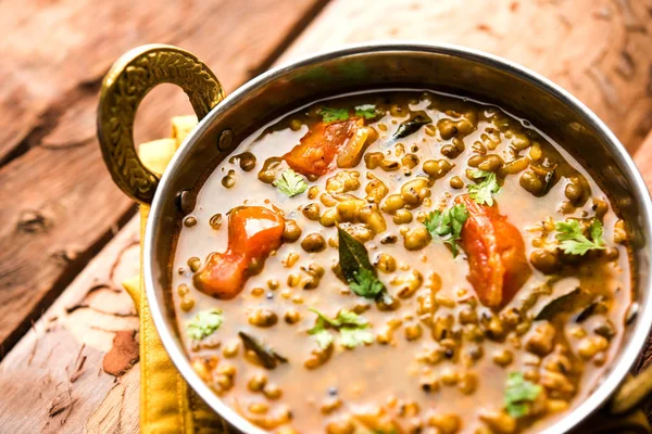 Tadka 'nın tüm yeşil Moong Dal kızartması ve tüm Mung fasulyesi bir kasede servis edilir. seçici odak