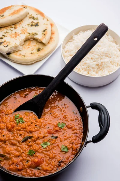 Kırmızı mercimek Dal ya da Dhal ya da Masoor daal tadka bir kasede servis edilir.