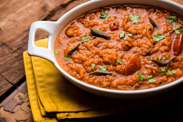 Kırmızı mercimek Dal ya da Dhal ya da Masoor daal tadka bir kasede servis edilir.
