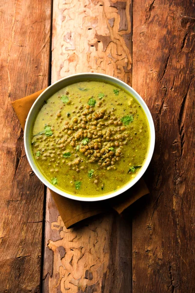 Siyah Masoor Dal kızartması ya da Dhaba Stili Sabut Kırmızı Mercimek dhal tadka yeşil köri ile servis edilir. seçici odak