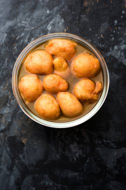 Kanji Vada / wada, Hint festivali sezonunda şeker yedikten sonra tüketilen popüler bir Rajasthani zehirden arındırıcı yemeğidir. Şeffaf kâse veya bardakta servis edilir.