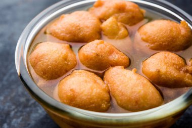 Kanji Vada / wada, Hint festivali sezonunda şeker yedikten sonra tüketilen popüler bir Rajasthani zehirden arındırıcı yemeğidir. Şeffaf kâse veya bardakta servis edilir.