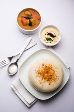 Thatte ya da Taste Idli, Güney Hindistan 'da sambar ve turşu ile servis edilen bir yemektir.. 