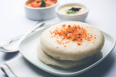 Thatte ya da Taste Idli, Güney Hindistan 'da sambar ve turşu ile servis edilen bir yemektir.. 