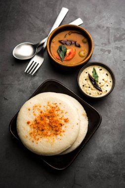 Thatte ya da Taste Idli, Güney Hindistan 'da sambar ve turşu ile servis edilen bir yemektir.. 