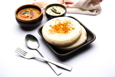 Thatte ya da Taste Idli, Güney Hindistan 'da sambar ve turşu ile servis edilen bir yemektir.. 