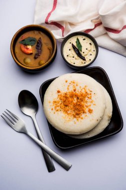 Thatte ya da Taste Idli, Güney Hindistan 'da sambar ve turşu ile servis edilen bir yemektir.. 