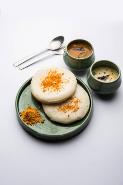 Thatte ya da Taste Idli, Güney Hindistan 'da sambar ve turşu ile servis edilen bir yemektir.. 
