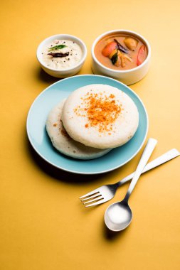 Thatte ya da Taste Idli, Güney Hindistan 'da sambar ve turşu ile servis edilen bir yemektir.. 