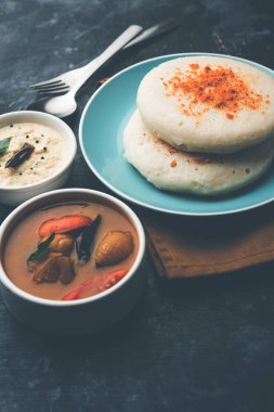 Thatte ya da Taste Idli, Güney Hindistan 'da sambar ve turşu ile servis edilen bir yemektir.. 