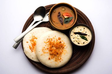 Thatte ya da Taste Idli, Güney Hindistan 'da sambar ve turşu ile servis edilen bir yemektir.. 