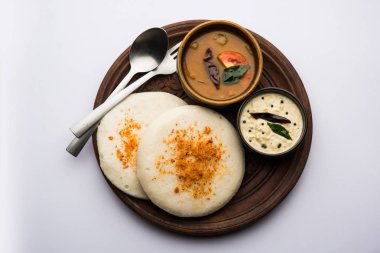 Thatte ya da Taste Idli, Güney Hindistan 'da sambar ve turşu ile servis edilen bir yemektir.. 