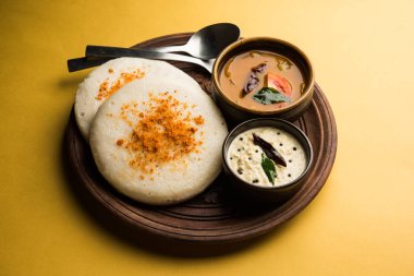 Thatte ya da Taste Idli, Güney Hindistan 'da sambar ve turşu ile servis edilen bir yemektir.. 