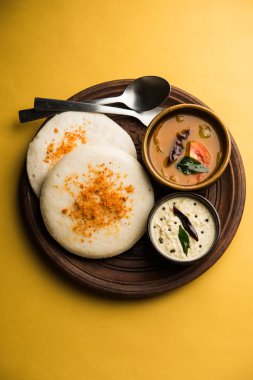 Thatte ya da Taste Idli, Güney Hindistan 'da sambar ve turşu ile servis edilen bir yemektir.. 