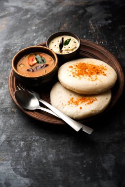 Thatte ya da Taste Idli, Güney Hindistan 'da sambar ve turşu ile servis edilen bir yemektir.. 