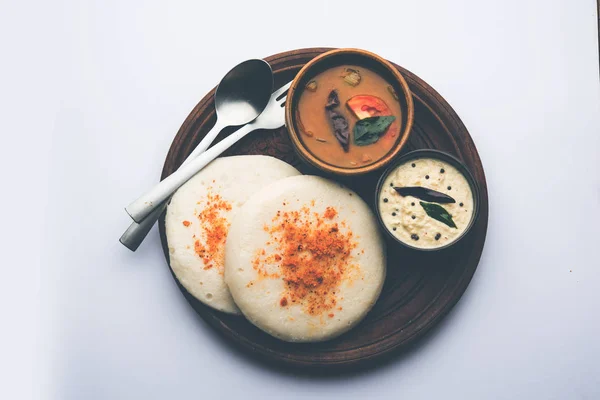 プレートアイディとしても知られているソートまたは味イドリは サンバーとチャツネを添えて人気の南インド料理です — ストック写真