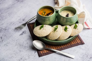 Idli Sambhar veya Idly Sambar Hindistan 'da Hindistan cevizi turşusuyla servis edilen popüler bir Hint yemeğidir. seçici odak