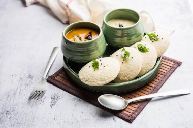 Idli Sambhar veya Idly Sambar Hindistan 'da Hindistan cevizi turşusuyla servis edilen popüler bir Hint yemeğidir. seçici odak