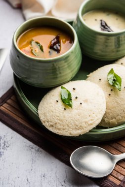 Idli Sambhar veya Idly Sambar Hindistan 'da Hindistan cevizi turşusuyla servis edilen popüler bir Hint yemeğidir. seçici odak