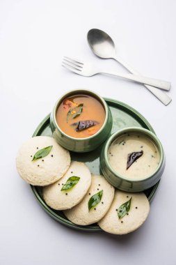 Idli Sambhar veya Idly Sambar Hindistan 'da Hindistan cevizi turşusuyla servis edilen popüler bir Hint yemeğidir. seçici odak