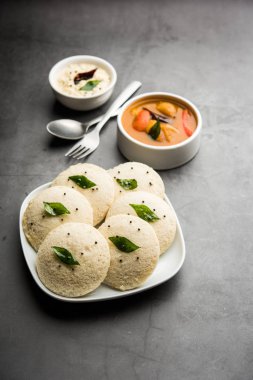Idli Sambhar veya Idly Sambar Hindistan 'da Hindistan cevizi turşusuyla servis edilen popüler bir Hint yemeğidir. seçici odak