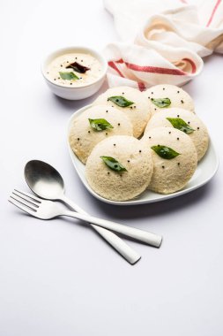 Idli Sambhar veya Idly Sambar Hindistan 'da Hindistan cevizi turşusuyla servis edilen popüler bir Hint yemeğidir. seçici odak
