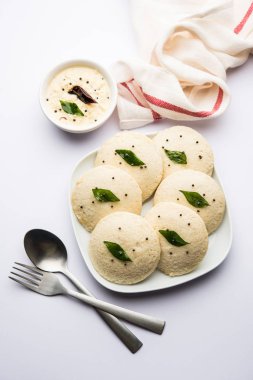 Idli Sambhar veya Idly Sambar Hindistan 'da Hindistan cevizi turşusuyla servis edilen popüler bir Hint yemeğidir. seçici odak