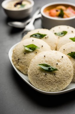 Idli Sambhar veya Idly Sambar Hindistan 'da Hindistan cevizi turşusuyla servis edilen popüler bir Hint yemeğidir. seçici odak