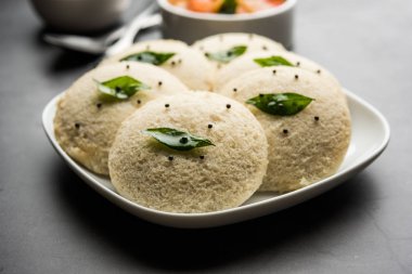 Idli Sambhar veya Idly Sambar Hindistan 'da Hindistan cevizi turşusuyla servis edilen popüler bir Hint yemeğidir. seçici odak