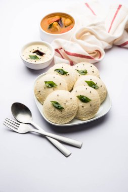 Idli Sambhar veya Idly Sambar Hindistan 'da Hindistan cevizi turşusuyla servis edilen popüler bir Hint yemeğidir. seçici odak