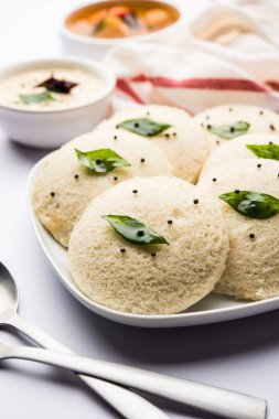 Idli Sambhar veya Idly Sambar Hindistan 'da Hindistan cevizi turşusuyla servis edilen popüler bir Hint yemeğidir. seçici odak