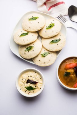 Idli Sambhar veya Idly Sambar Hindistan 'da Hindistan cevizi turşusuyla servis edilen popüler bir Hint yemeğidir. seçici odak