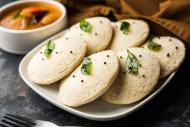 Idli Sambhar veya Idly Sambar Hindistan 'da Hindistan cevizi turşusuyla servis edilen popüler bir Hint yemeğidir. seçici odak