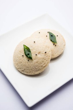 Idli Sambhar veya Idly Sambar Hindistan 'da Hindistan cevizi turşusuyla servis edilen popüler bir Hint yemeğidir. seçici odak