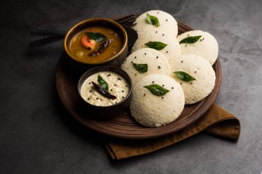 Idli Sambhar veya Idly Sambar Hindistan 'da Hindistan cevizi turşusuyla servis edilen popüler bir Hint yemeğidir. seçici odak