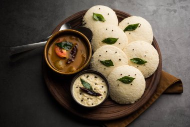 Idli Sambhar veya Idly Sambar Hindistan 'da Hindistan cevizi turşusuyla servis edilen popüler bir Hint yemeğidir. seçici odak