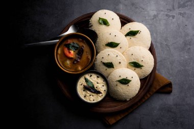 Idli Sambhar veya Idly Sambar Hindistan 'da Hindistan cevizi turşusuyla servis edilen popüler bir Hint yemeğidir. seçici odak