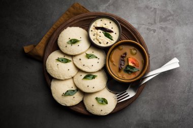 Idli Sambhar veya Idly Sambar Hindistan 'da Hindistan cevizi turşusuyla servis edilen popüler bir Hint yemeğidir. seçici odak