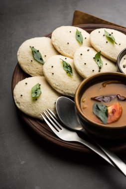 Idli Sambhar veya Idly Sambar Hindistan 'da Hindistan cevizi turşusuyla servis edilen popüler bir Hint yemeğidir. seçici odak