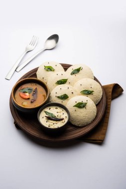 Idli Sambhar veya Idly Sambar Hindistan 'da Hindistan cevizi turşusuyla servis edilen popüler bir Hint yemeğidir. seçici odak