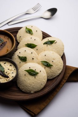 Idli Sambhar veya Idly Sambar Hindistan 'da Hindistan cevizi turşusuyla servis edilen popüler bir Hint yemeğidir. seçici odak